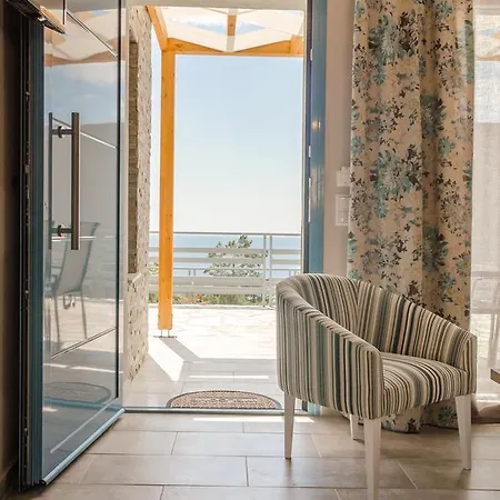 מלון דירות Arina 3*